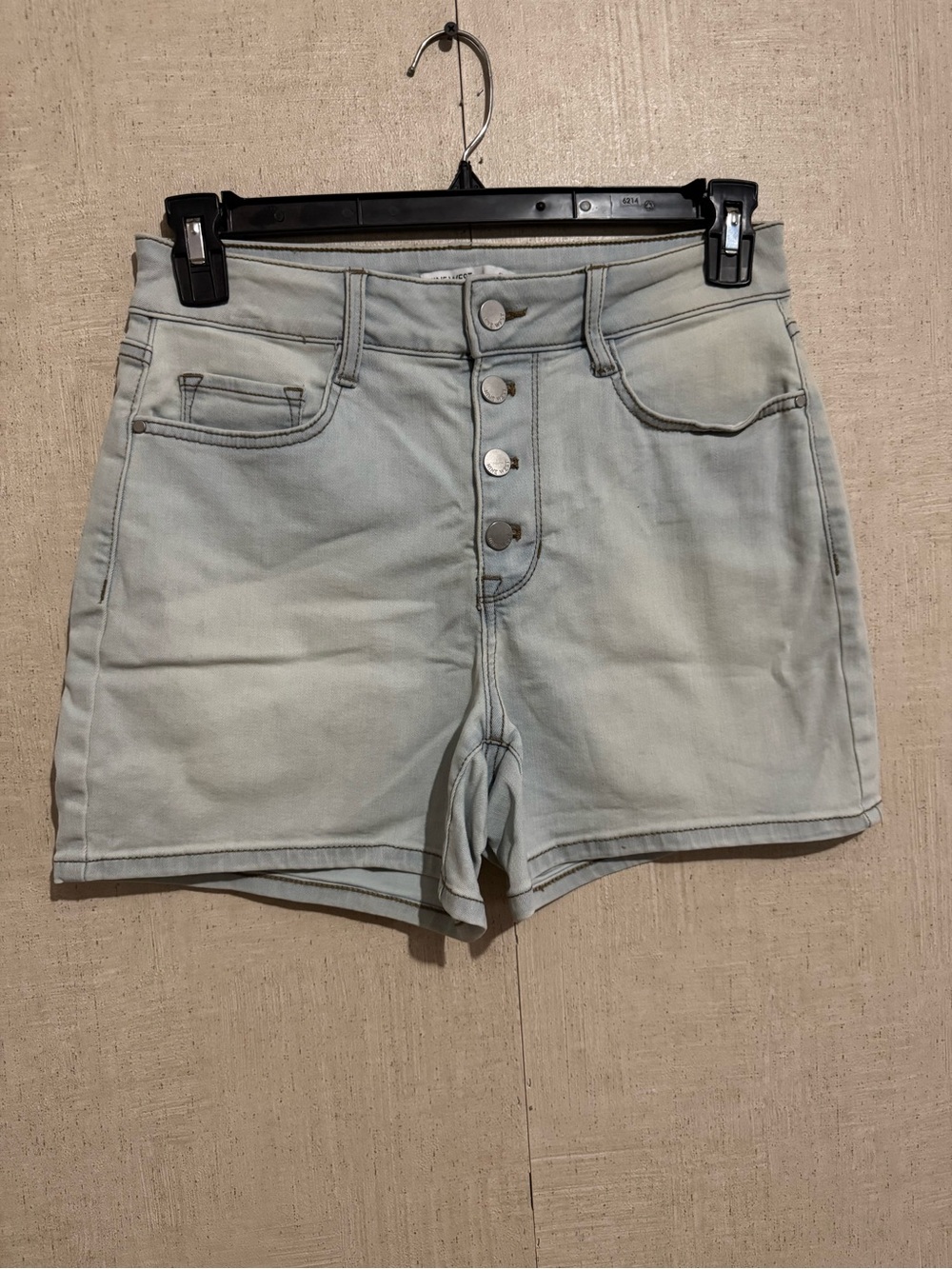 Nine West women’s light wash jean shorts